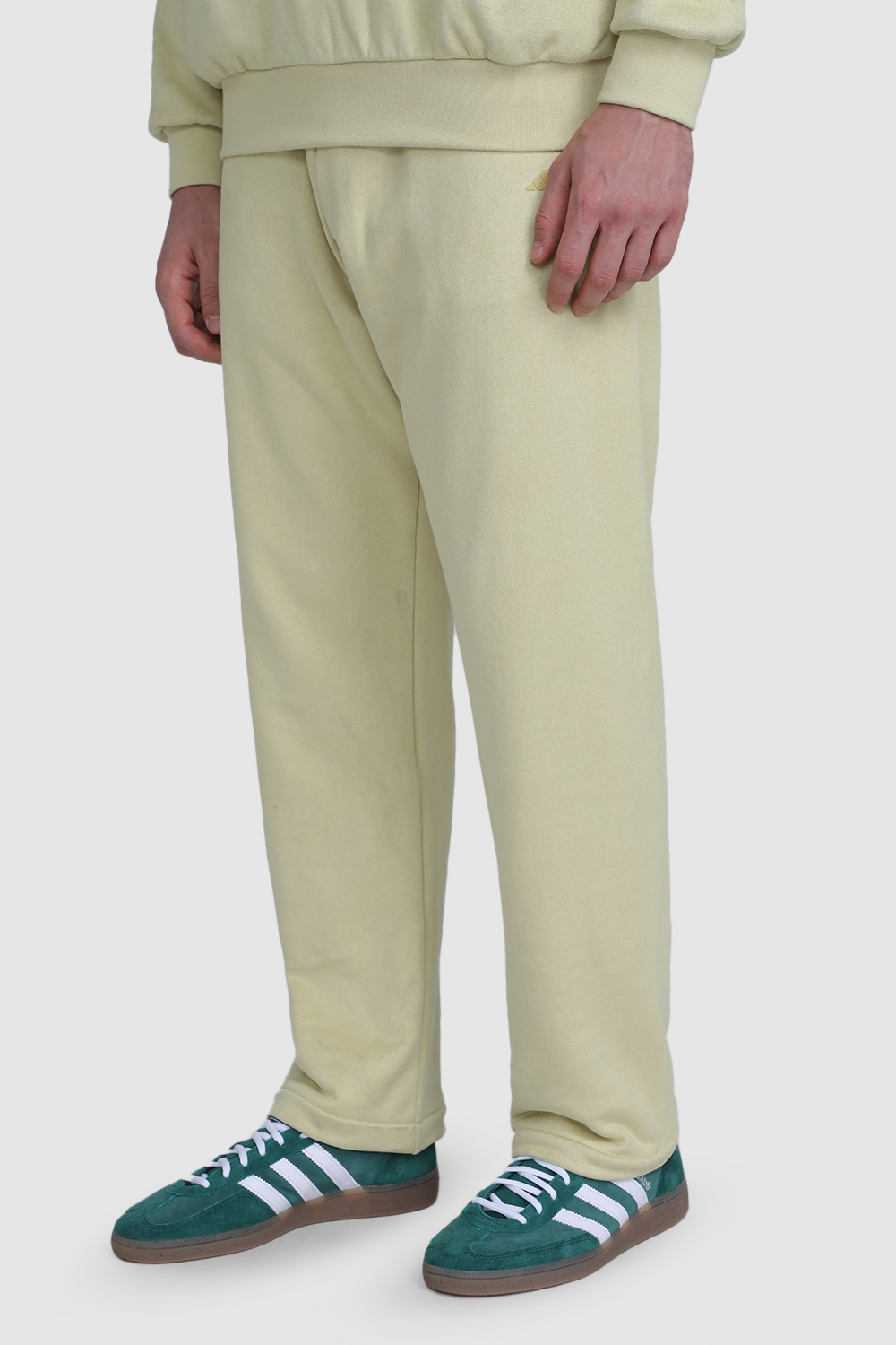 תמונת כל הלוק של נעלי סניקרס